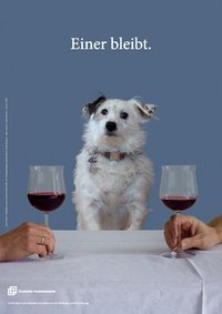 Mittig ein Hund am Tisch, links und rechts davon Hände, die Weingläser halten
