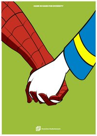 Die verschränkten Hände der Comichelden Spiderman und Donald Duck auf grünem Hintergrund