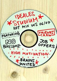 Eine CD mit der Aufschrift: Ideales Studium Hot Mix WS 06/07. Featuring: No Boredomz, High Motivation, Brains United, Job offers, Friends crew