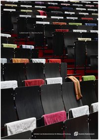 Hörsaal, einzelne Stühle mit Handtüchern belegt